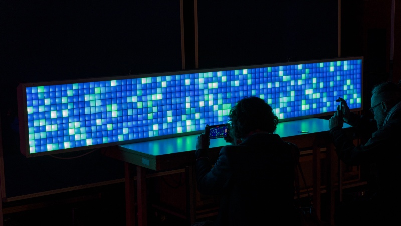 Die riesige Pixelwand leuchtet blau. Nächstes Jahr kann sie vielleicht auch die Vorträge anzeigen